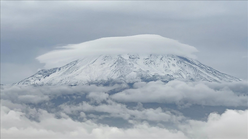 Ağrı Dağı’na kar yağdı