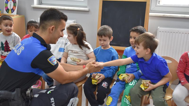 Karabük’te polisler öğrencilerle buluştu