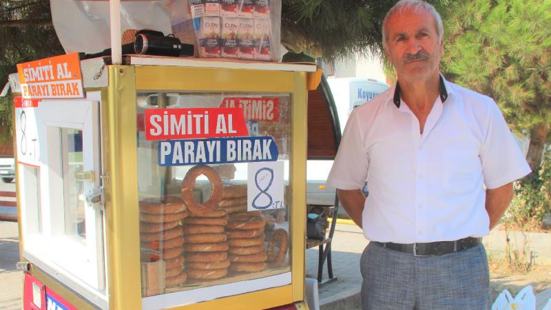 Amasya’da simitçi “Simidini al, paranı bırak” notuyla ürünlerini satışa sunuyor