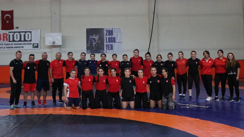 Milli kadın güreşçiler yeniden tarih yazma peşinde