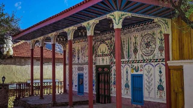 212 yıllık tarihi cami, kök boyası işlemeleriyle canlılığını koruyor