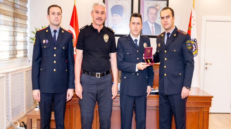 Azerbaycan bayrağına saygı gösteren Türk polise madalya