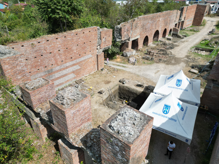 Tarihi Bedesten’de yapılan kazılarda 1800 yıllık ‘su perisi heykeli’ bulundu