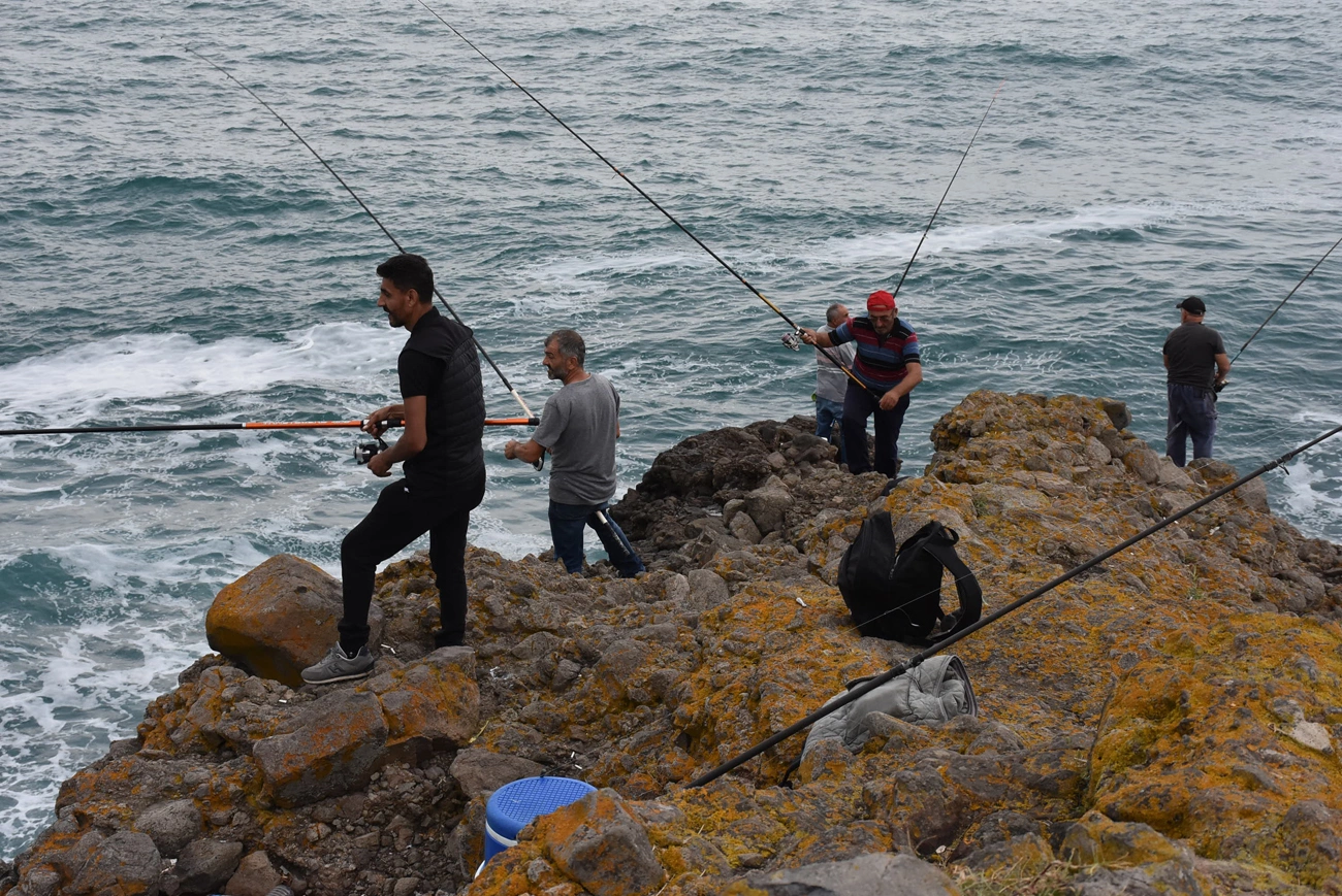 Sinop’ta Hamsilos koyu, amatör balıkçıların cazibe merkezi haline geldi