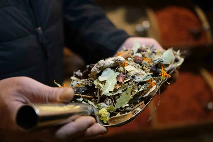 Grip mevsimi başladı! Aktarlarda en çok zencefil, tarçın ve ıhlamur satılıyor