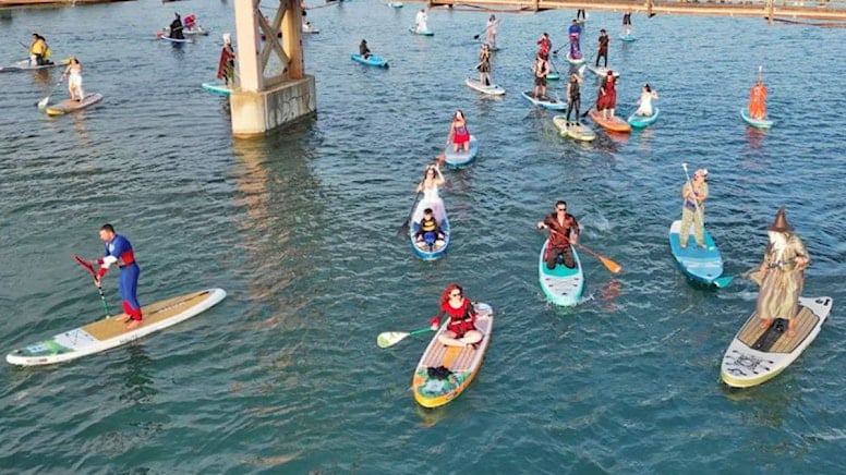 Seyhan Nehri’nde kostümlü kürek sörfü festivali büyük ilgi gördü