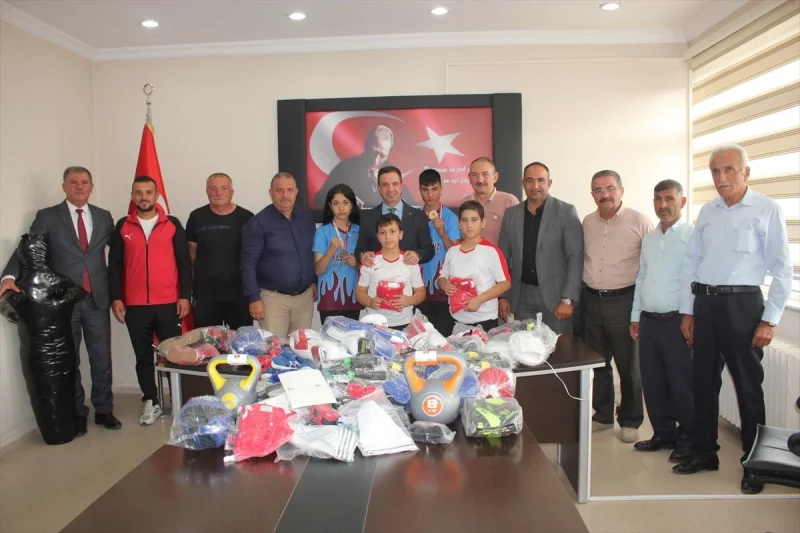 Suluova Kaymakamı Başarılı Sporcuları Ödüllendirdi