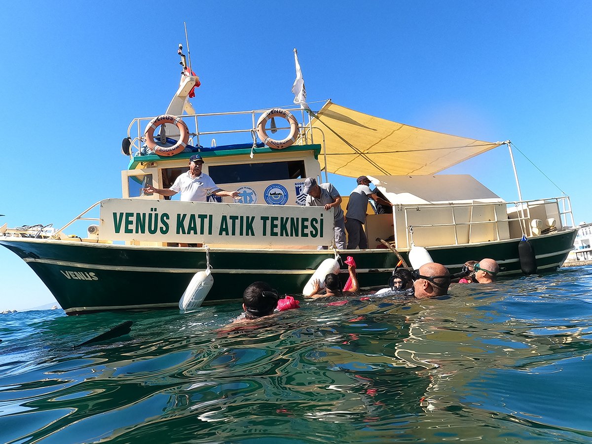 Bodrum’da denizin dibinden 200 kilo atık çıkarıldı