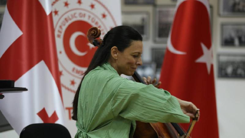Türk sanatçılar, Cumhuriyet’in 100. yılı kutlamaları kapsamında Gürcistan’da konser verdi