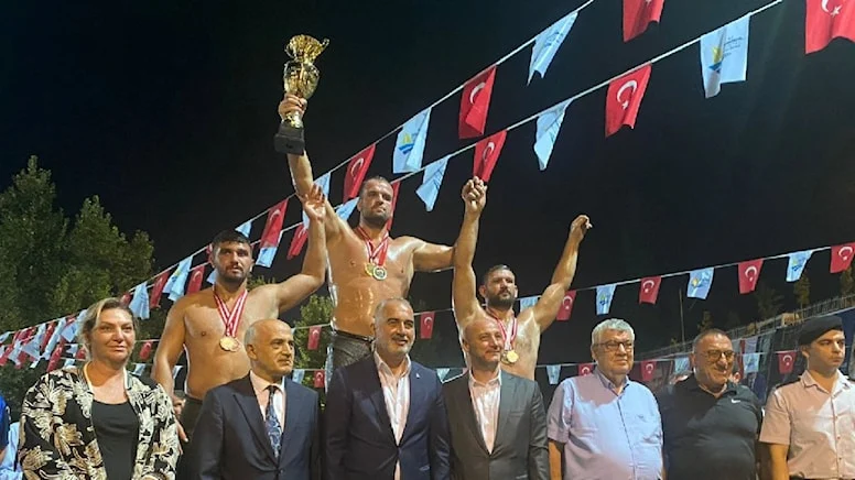 Karamürsel Yağlı Pehlivan Güreşleri’nde Hüseyin Gümüşalan başpehlivan oldu