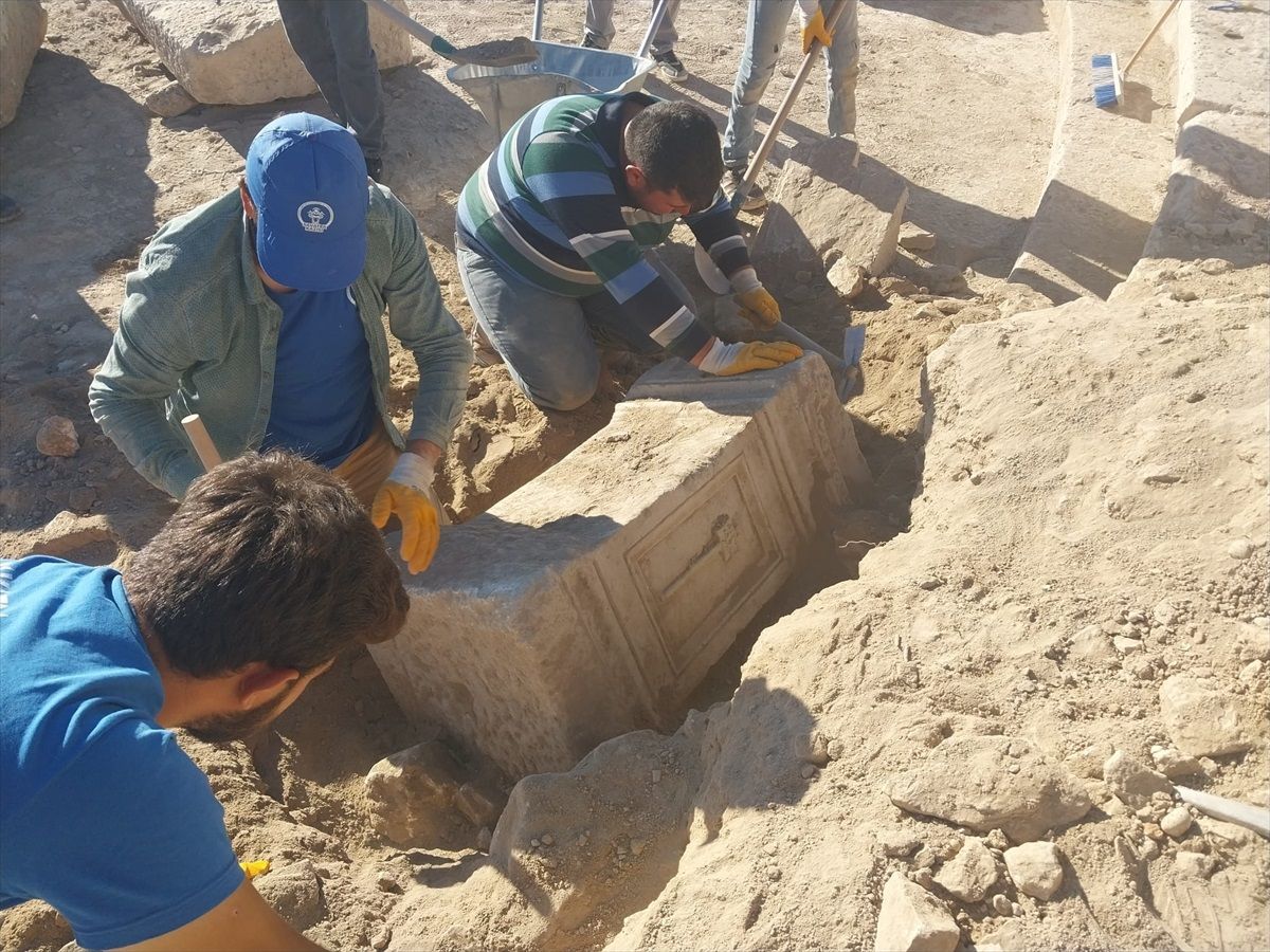 Konya’da antik kentte 1800 yıllık sunak bulundu