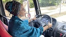 23 yıldır erkeklere ağır vasıta kullanmayı öğretiyor