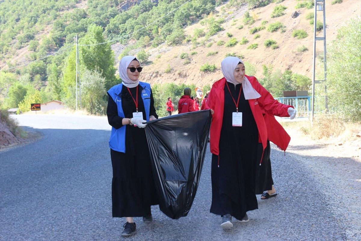 Muş’tan Tunceli’ye gezmeye gelen öğrenciler Munzur Vadisi’nde çöp topladı