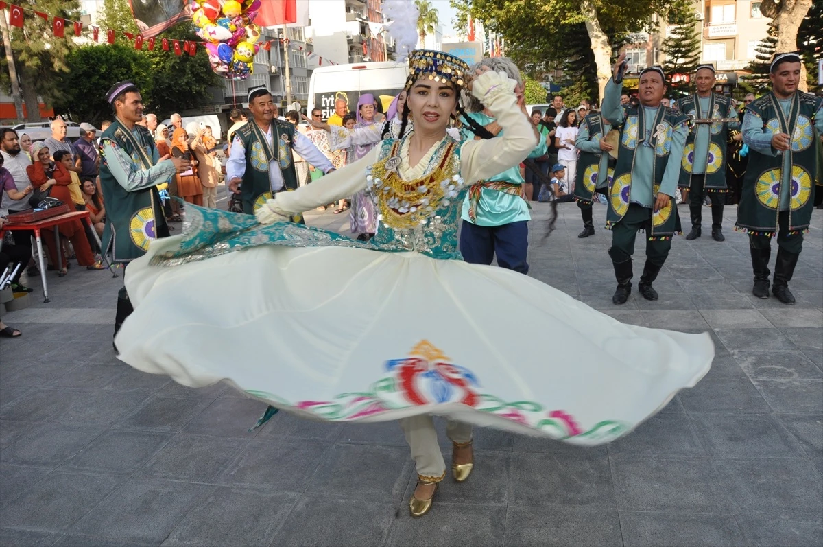 Uluslararası Silifke Müzik ve Folklor Festivali’nde Halk Oyunları Gösterisi
