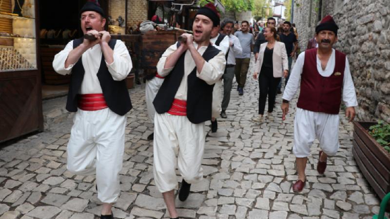 Dönem kıyafetlerini giyen tulumbacılar Safranbolu’nun tarihi sokaklarında gösteri yaptı