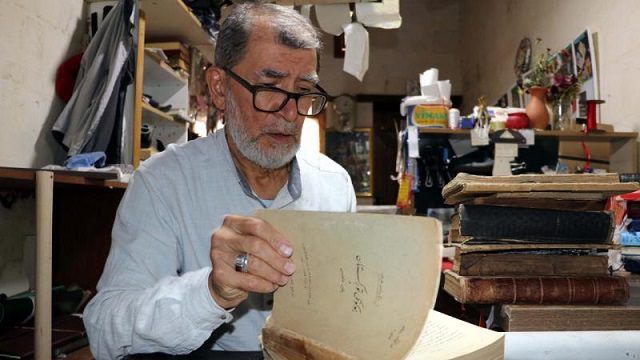 40 yıldır eski kitapların ömrünü uzatıyor