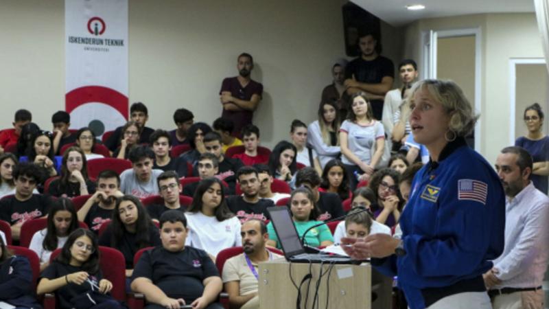Emekli NASA astronotu Metcalf-Lindenburger, Hatay’da öğrencilerle buluştu