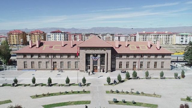 Cumhuriyet’in ilk yıllarından miras kalan tren garları hizmetini sürdürüyor