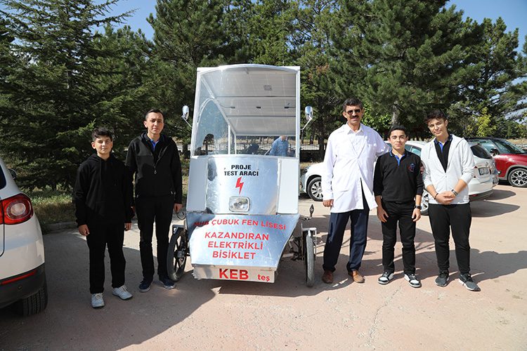 Liseliler ürettikleri elektrikli bisiklet için faydalı model belgesi bekliyor