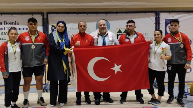 Milli halterciler Bosna Hersek’te takım halinde birinci oldu