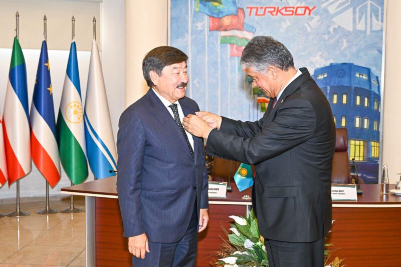 Türksoy kuruluşunun 30. yılı çerçevesinde eski çalışanlarını ödüllendirdi