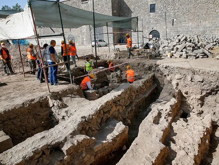 Diyarbakır’daki Amida Höyük’te Artuklu Sarayı’nın doğu surlarının temeli ortaya çıkarılacak
