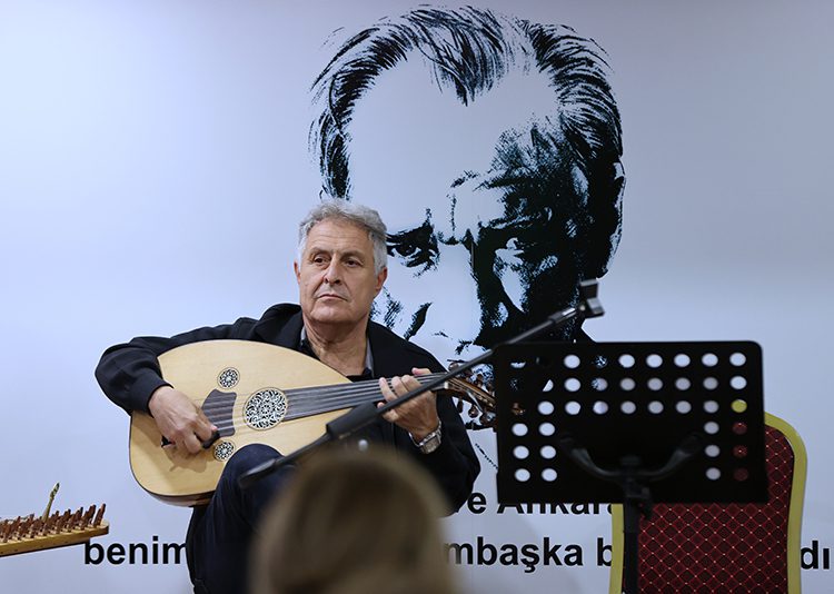 Sanatçı Tahir Aydoğdu, Cumhuriyet’in 100. yılında 100 kişiyle Atatürk’ün sevdiği şarkıları seslendirecek