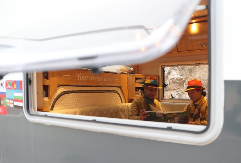 ‘Hayat bu değil’ deyip karavanla dünya turuna çıktılar