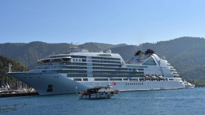 Yolcu gemisi “Seabourn Encore” Marmaris Limanı’na demirledi