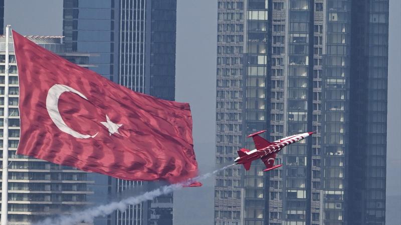 İstanbul Boğazı’nda gösteri uçuşu provası