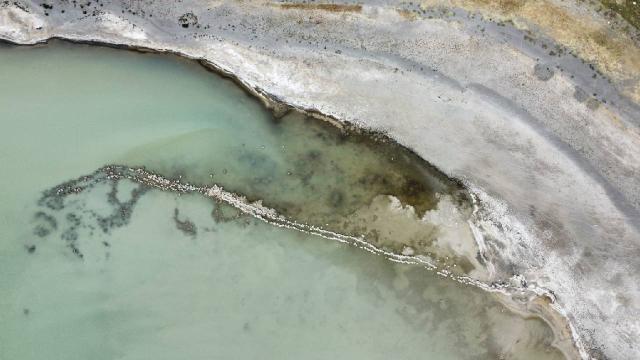 Kuruyan gölde duvar kalıntıları ve mikrobiyalitler gün yüzüne çıktı