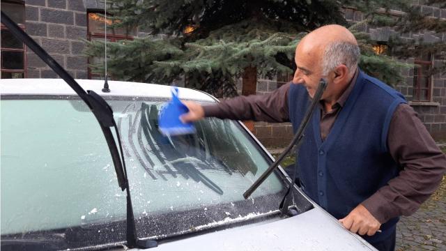 Kars eksi 5 dereceyi gördü, araçların camları buz tuttu