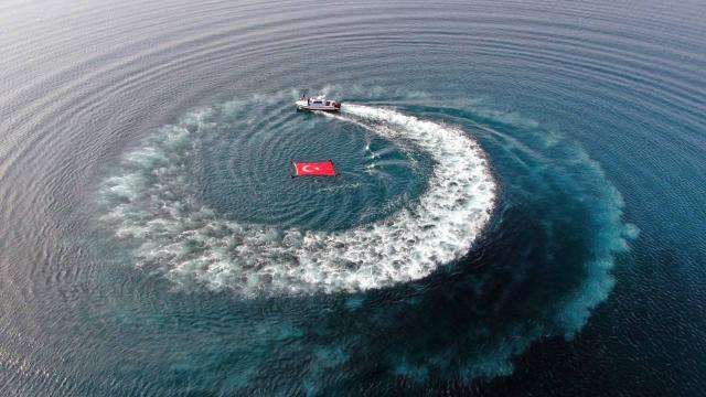 Sinop’ta Cumhuriyet’in 100. yılında denizde Türk bayrağı açıldı