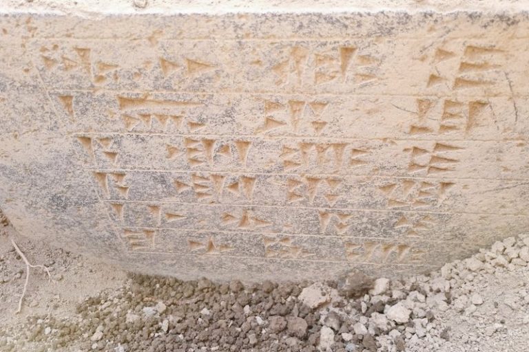 Van’daki Körzüt Kalesi’nde Tapınak ve Çivi Yazılı Bloklar Bulundu