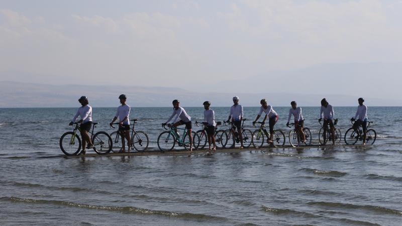 “Van Gölü Canavarları” bisiklet takımı yarışlara iddialı hazırlanıyor