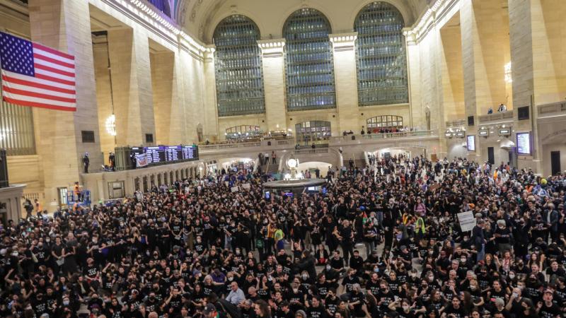 İsrail Gazze’yi bombalarken Amerikalı Yahudiler ‘ateşkes’ çağrısı yaptı