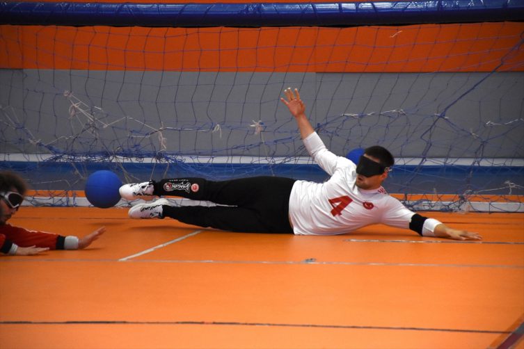 Paralimpik sporcu Bilal Tekin golbolda önemli başarılara katkı sağlamak istiyor