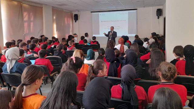 Yozgat’ta öğrencilere “moleküllerin dünyasına yolculuk” konulu konferans verildi