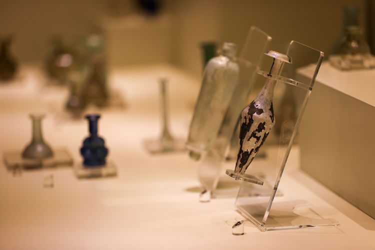 Gaziantep Arkeoloji Müzesi’ndeki cam eserler deprem riskine karşı özel jelle sabitleniyor