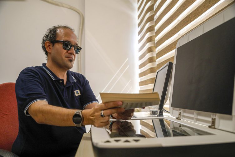 Görme engelli kütüphane sorumlusu, 13 yılda 35 bin kitabı dijitale aktardı