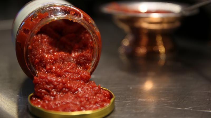 Bilecik’te günde 2 ton üretilen ev tipi domates salçası yurt dışına da gönderiliyor