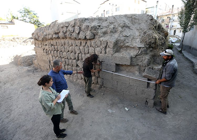 Malazgirt Savaşı alanının tespiti için yapılan kazılarda yaklaşık 700 metal obje bulundu