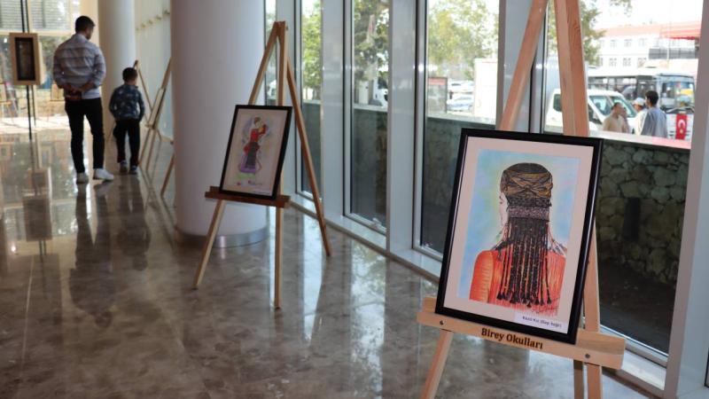 Adıyaman’da unutulmaya yüz tutmuş yöresel kıyafetlerin resmedildiği sergi açıldı.