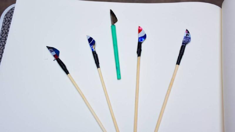 Eskişehir’de sanat ve tasarım öğrencisi, atıklardan kaligrafi kalemleri üretiyor