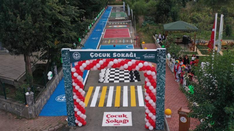 Giresun’da trafiğe kapatılan sokak, çocuklar için oyun ve spor alanına dönüştürüldü