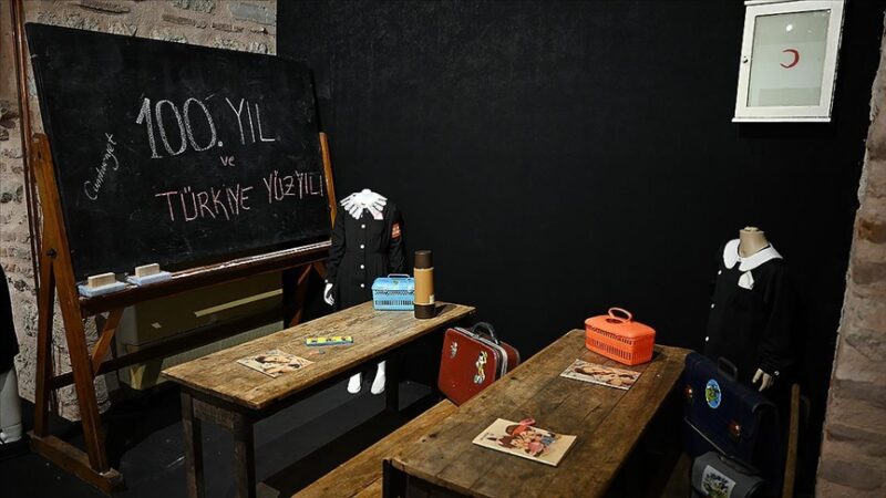 “Cumhuriyetin 100. Yılında Eğitimden İzler” Sergisi ziyaretçilerini ağırlıyor