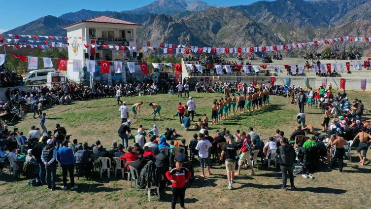 Yusufeli 73. Geleneksek Karakucak Güreşleri yapıldı