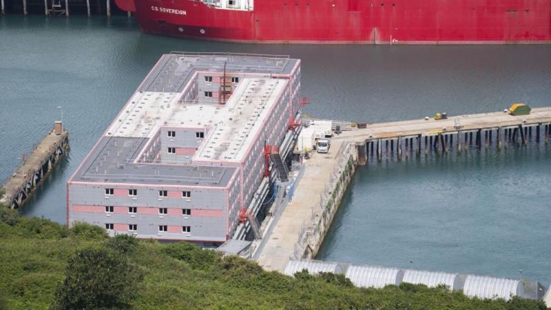 İngiltere’de bakteri nedeniyle boşaltılan “göçmen gemisi”ne dönüşler başladı