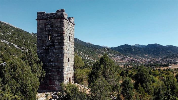 Toros Dağları’nda 2 bin yıllık Ceceler Kulesi halen ayakta