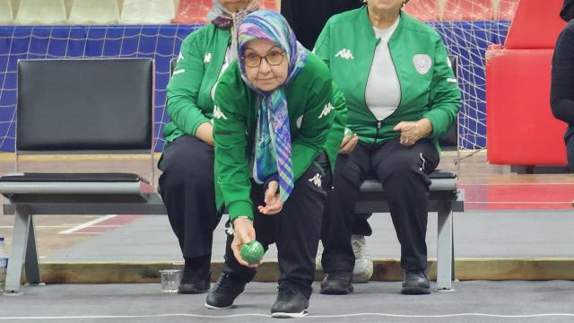 Gençler ve yaşlılar bocce müsabakasında karşılaştı